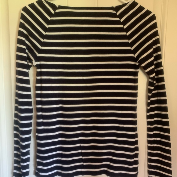 Gap Favorite Tee - Picture 2 of 4